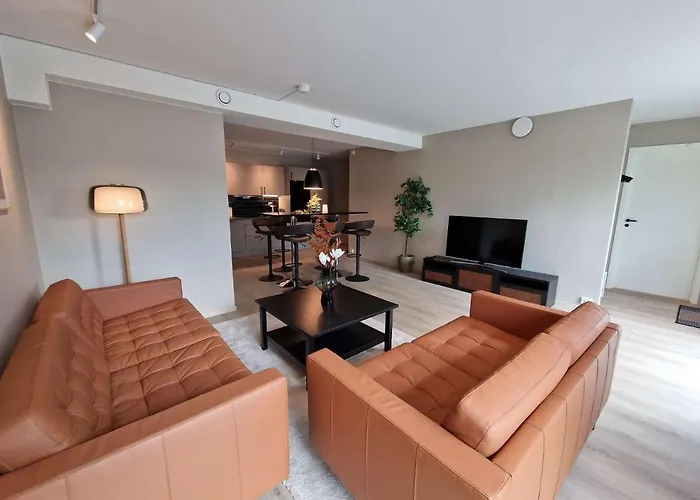 Stylish 3-Bedroom With Modern Amenities Near City Center