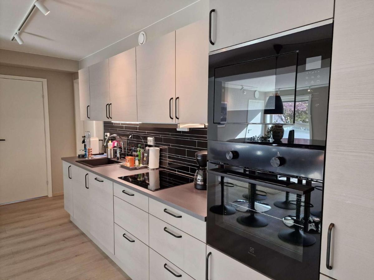 Stylish 3-bedroom With Modern Amenities Near Center