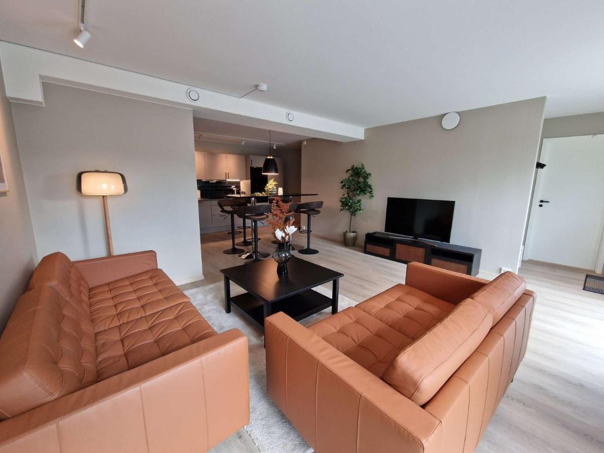 Stylish 3-bedroom With Modern Amenities Near Center *