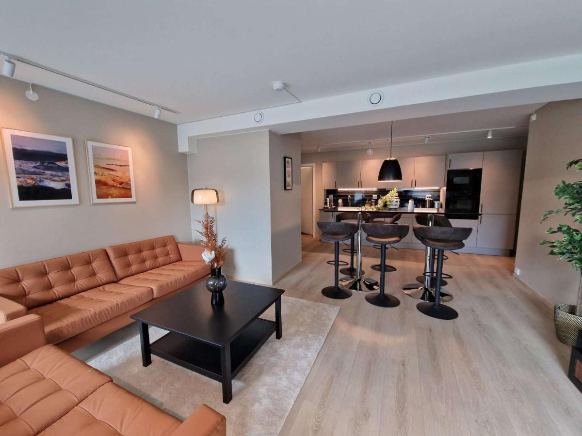 Stylish 3-bedroom With Modern Amenities Near Center *