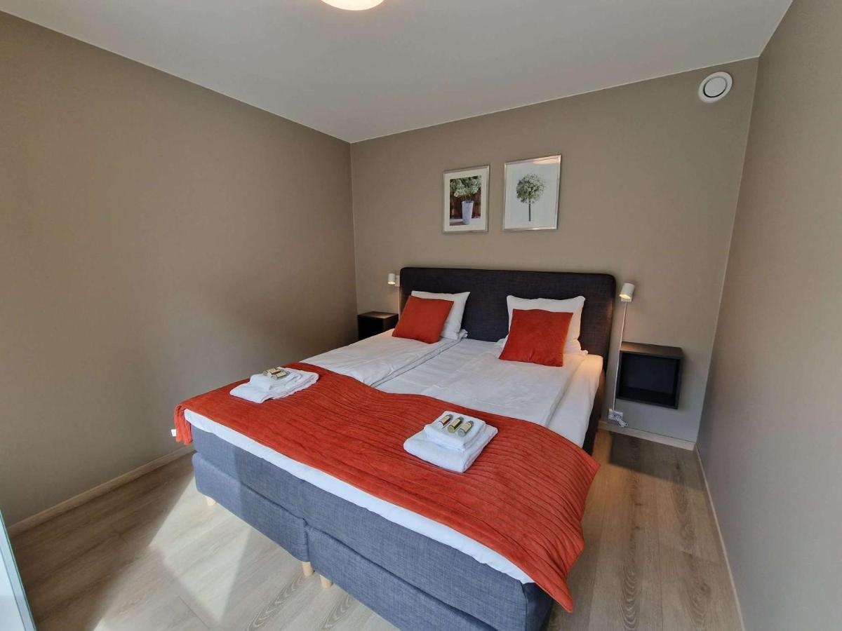 Stylish 3-bedroom With Modern Amenities Near Center Leilighet