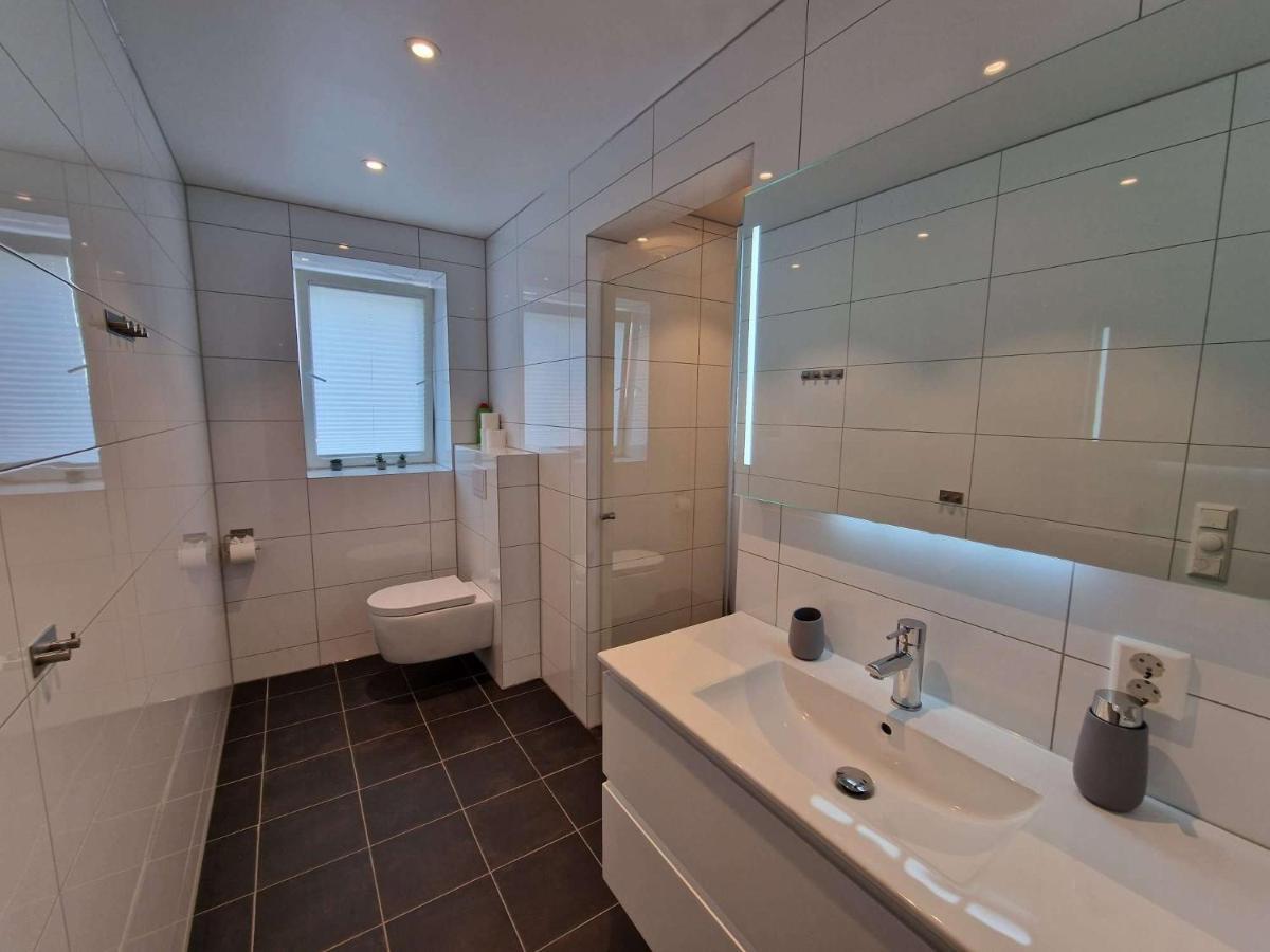 Stylish 3-bedroom With Modern Amenities Near Center