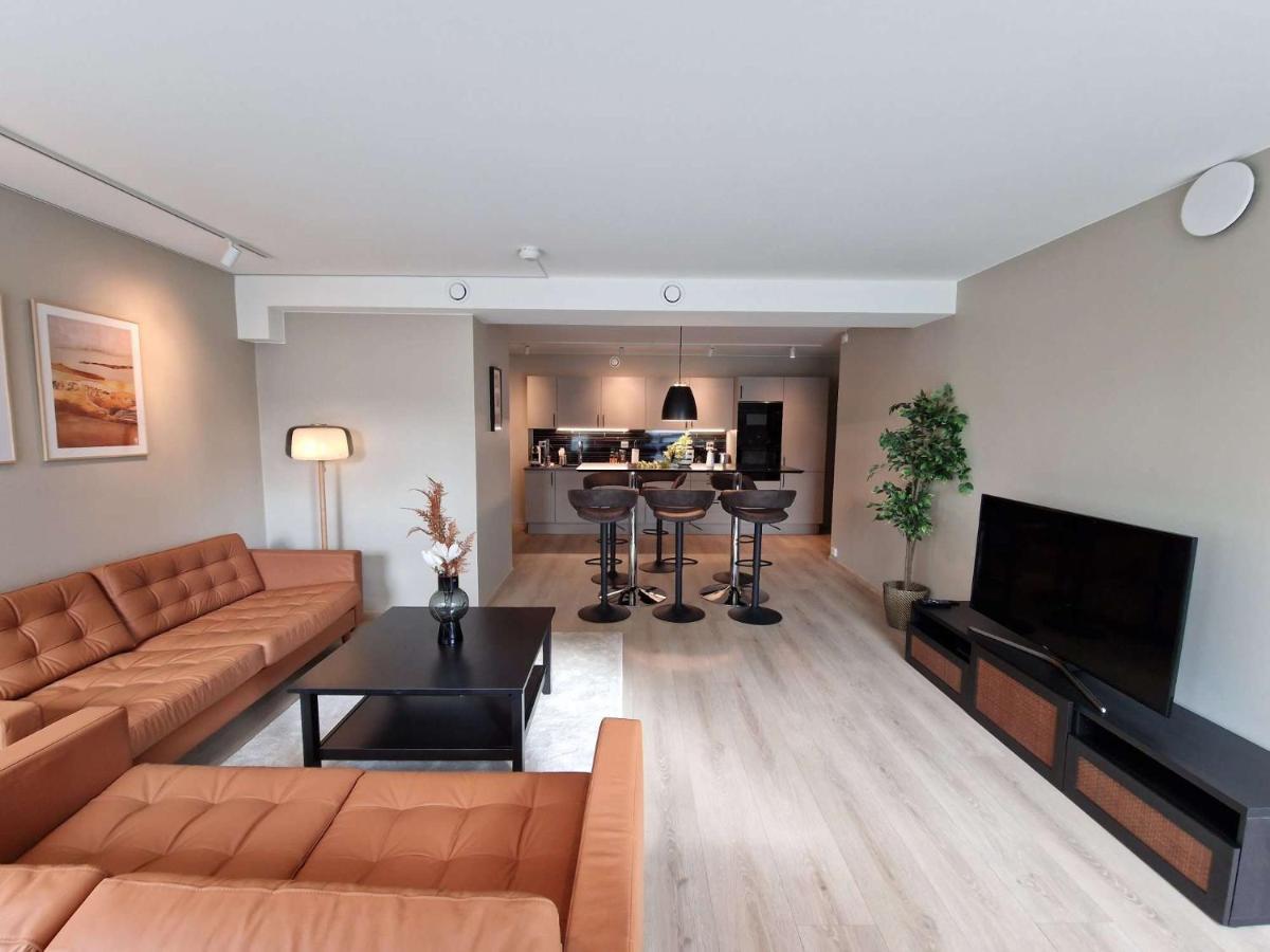 Stylish 3-bedroom With Modern Amenities Near Center